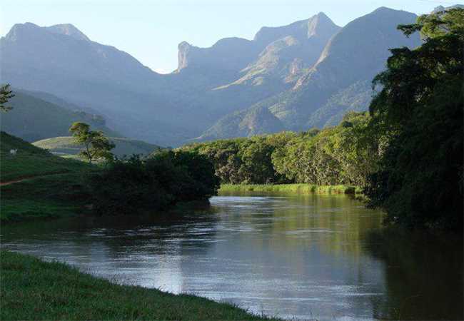 Rio e Montanhas